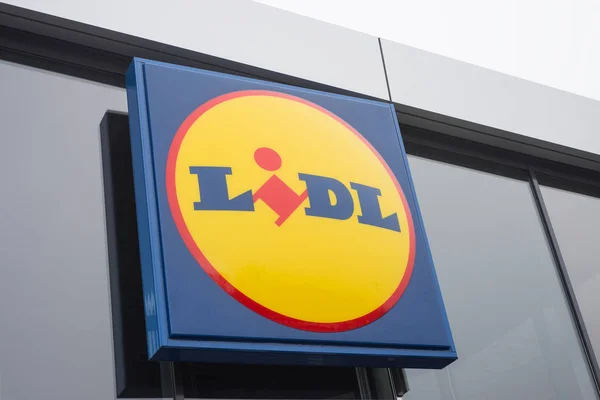 Letrero de Lidl en el frente de la tienda - Lidl es el líder alemán de la cadena de supermercados de descuento en Francia — Foto de Stock