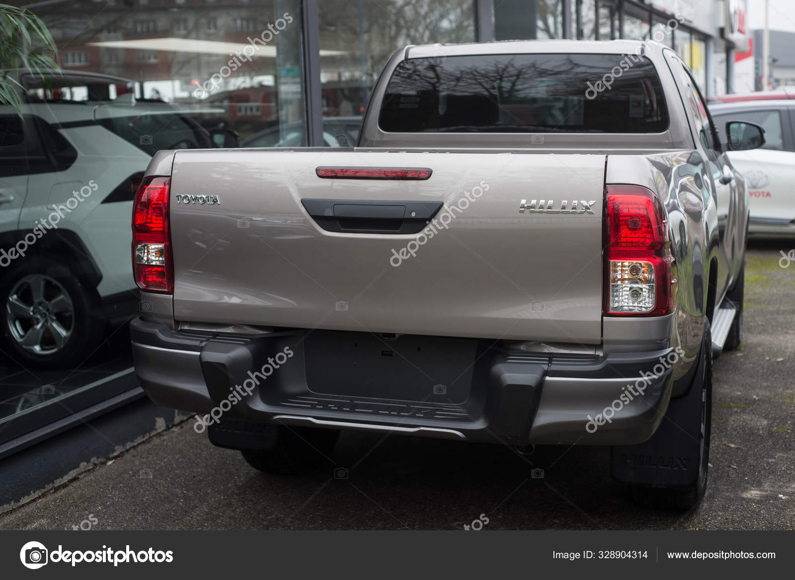 Вид Сзади На Коричневую Тойоту Hilux Пикап, Припаркованный В.