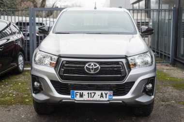 Gri Toyota Hilux 'nun Toyota perakendecisinin önünde.