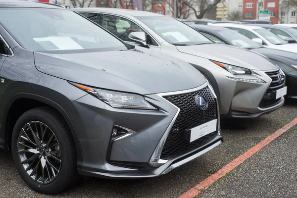 Vista frontal do alinhamento de carros Lexus estacionado em um varejista — Fotografia de Stock