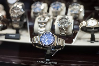  İsviçre saati Longines tarafından bir mücevher galerisinde 