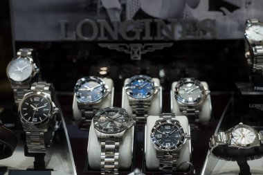  İsviçre saati Longines tarafından bir mücevher galerisinde 