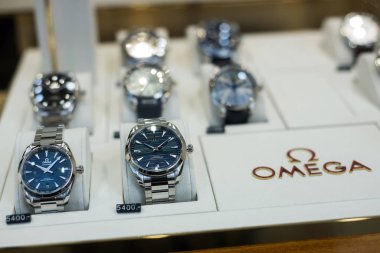 İsviçre saati Omega tarafından bir mücevher galerisinde 