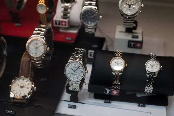 Orologi svizzeri di Tissot in uno showroom di gioielli — Foto Stock