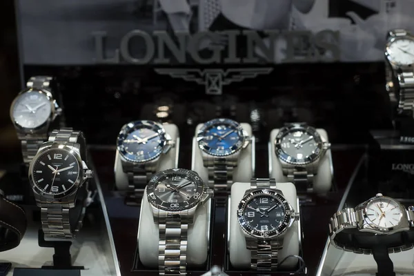 Szwajcarskie zegarki przez Longines w salonie biżuterii — Zdjęcie stockowe