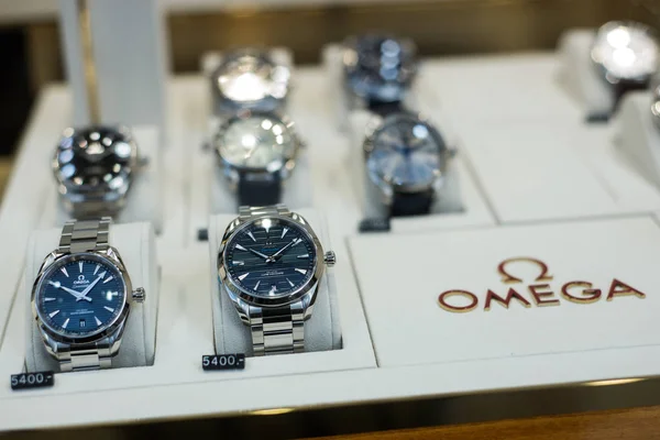 Szwajcarskie zegarki przez Omega w salonie biżuterii — Zdjęcie stockowe