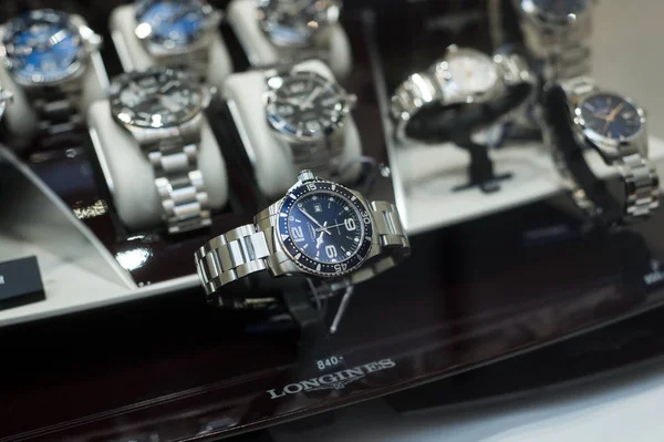 Švýcarské hodinky od Longines v klenotnictví showroom — Stock fotografie