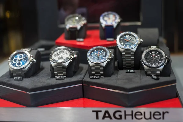 Orologi svizzeri TAG Heuer in uno showroom di gioielli — Foto Stock