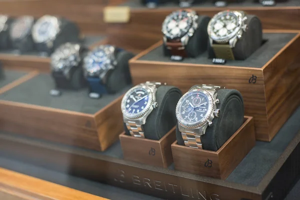 Relojes suizos de Breitling en una sala de exposición de joyas —  Fotos de Stock