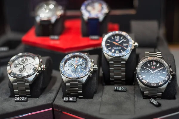 Orologi svizzeri TAG Heuer in uno showroom di gioielli — Foto Stock
