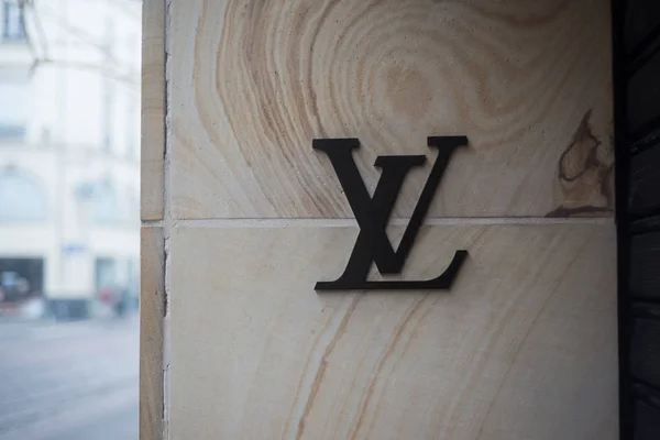 Logotipo de Louis Vuitton en una fachada de edificio de tienda de moda de lujo — Foto de Stock