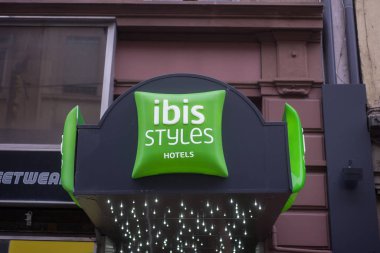  Sokağın girişindeki Ibis Otel tarzı logo.