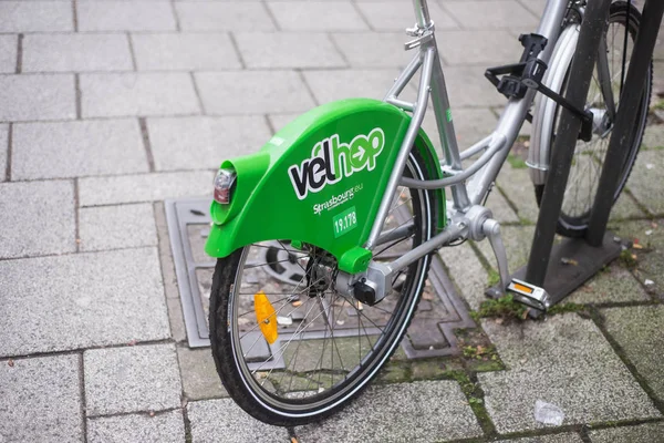 Location de vélos par velhop garé dans la rue — Photo