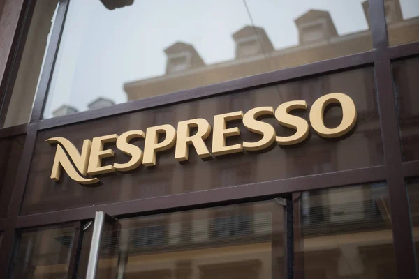 Nespresso Schild an der Ladenfront in der Straße, Nespresso ist die berühmte Marke von Kaffeedosen von Nestle Company — Stockfoto