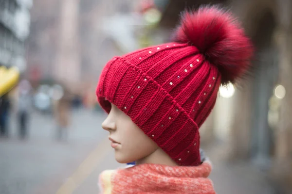 Fechar-se de chapéu de lã vermelho em mabnequin na rua — Fotografia de Stock