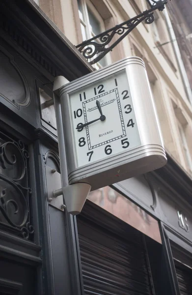 Große uhr an der fassade des uhrengeschäfts von jaeger lecoultre — Stockfoto