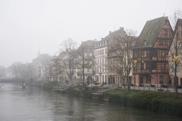 Il river and medieval architecture in Strasbourg by foggy day — Stock Photo, Image