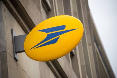  Teşkilatın ön cephesindeki Fransız posta logosu.