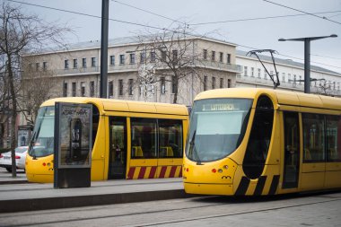 Tren istasyonunun önüne park edilmiş tramvay. 