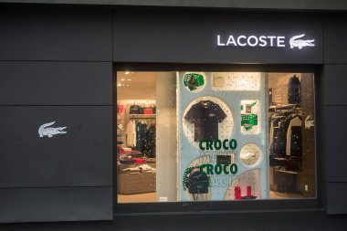 Lacoste Mağazası 'nın ön manzarası, Lacoste ünlü bir Fransız spor kıyafeti markasıdır.