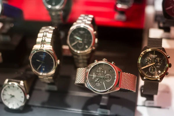 Swiss Watches by Tissot в ювелирном салоне — стоковое фото