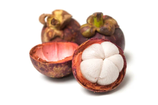 Zbliżenie purpurowe mangosteen na białym tle — Zdjęcie stockowe
