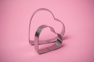 Kalp şeklindeki hamur işi için metalik parçanın yakınlaştırılması 