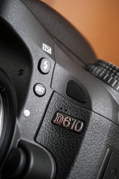 Nikon D610 reflexo Full Frame no fundo marrom — Fotografia de Stock