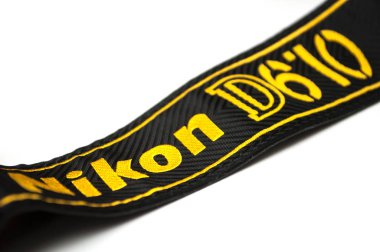  Nikon D610 refleksi Beyaz arkaplanda tam çerçeve kayışı
