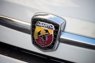 Beyaz ön vagonda abarth logosu var. 