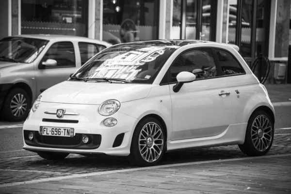 Вид спереди припаркованного на улице белого автомобиля Abarth — стоковое фото