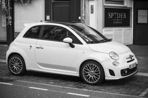 Vista frontal del coche blanco Abarth estacionado en la calle — Foto de Stock