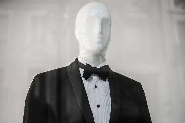 Primer plano del traje de novia en el maniquí en la sala de exposición de la tienda de bodas — Foto de Stock