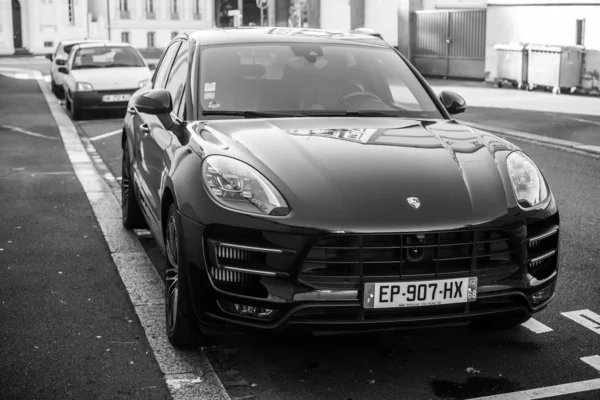 Vista frontal del Porsche Macan negro turbo estacionado en la calle — Foto de Stock