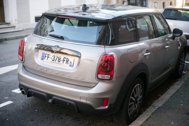 Caddeye park etmiş Mini Cooper 'ın arka görüntüsü.