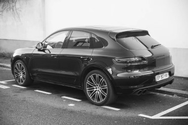 Siyah Porsche Macan Turbo 'nun arka görüntüsü sokağa park edilmiş. 