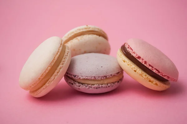 Primo piano di maccheroni francesi su sfondo rosa — Foto Stock