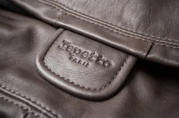 高級革のハンドバッグのレペットロゴ — ストック写真