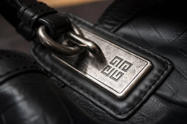 Givenchy-Logo auf Luxus-Lederhandtasche — Stockfoto