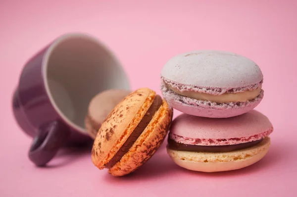 Primo piano di macaron francesi e tazza di caffè su sfondo rosa — Foto Stock