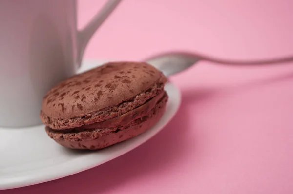 Detailní záběr francouzských macaronů a šálek kávy na růžovém pozadí — Stock fotografie