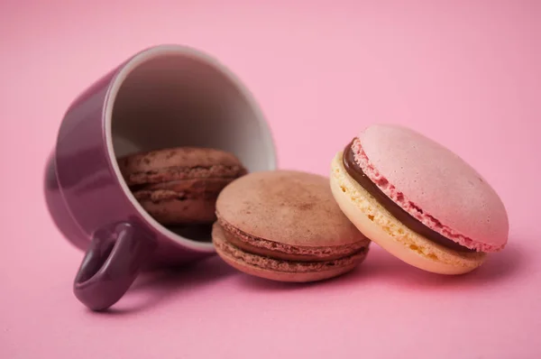 Closeup de macarons franceses caindo da xícara de café — Fotografia de Stock