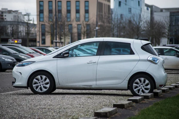 Profilansicht des weißen Renault Zoe, der auf der Straße geparkt ist — Stockfoto