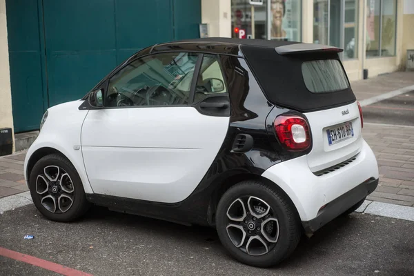 Achteraanzicht van witte Smart auto geparkeerd in de straat — Stockfoto