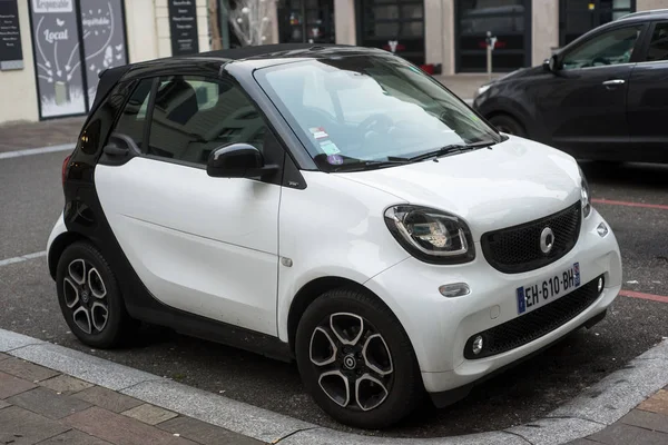 Vooraanzicht van witte Smart auto geparkeerd in de straat — Stockfoto
