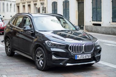  Caddeye park edilmiş siyah Bmw X1 'in ön görüntüsü