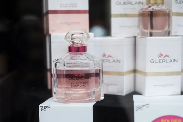 Духи бутылки Guerlain в роскошной парфюмерии — стоковое фото