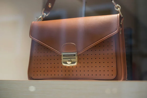 Bolso de mano Longchamp de cuero en una tienda de moda de lujo — Foto de Stock