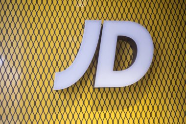 JD logosu mağazanın önünde, JD İngiltere 'de yapılan ünlü spor giyim markasıdır.