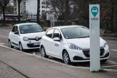 Cityz 'den kiralık elektrikli arabaların ön görüntüsü, İngiltere' den ünlü araba paylaşım konsepti.